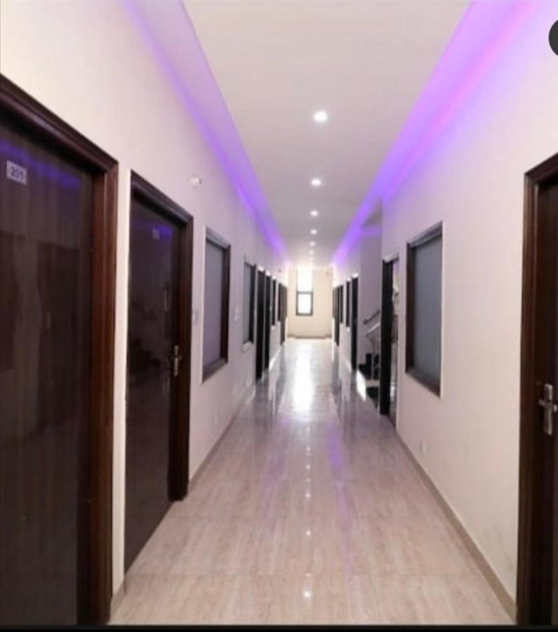 Hotel Kb Square Near Chandigarh Railway Station الغرفة الصورة