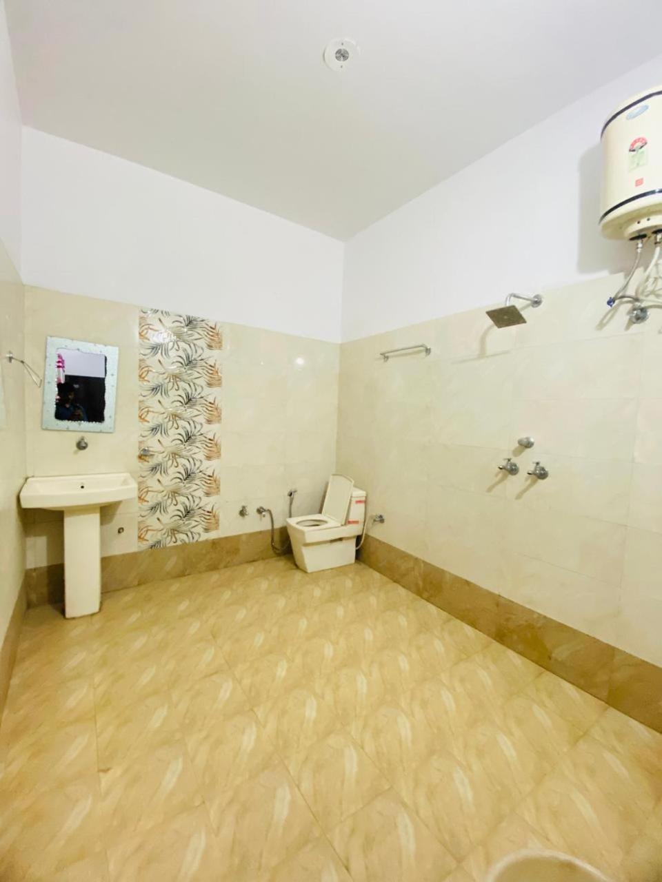 Hotel Kb Square Near Chandigarh Railway Station المظهر الخارجي الصورة