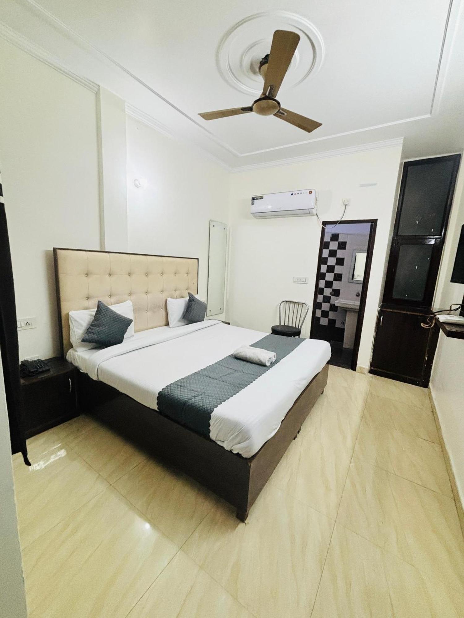 Hotel Kb Square Near Chandigarh Railway Station الغرفة الصورة