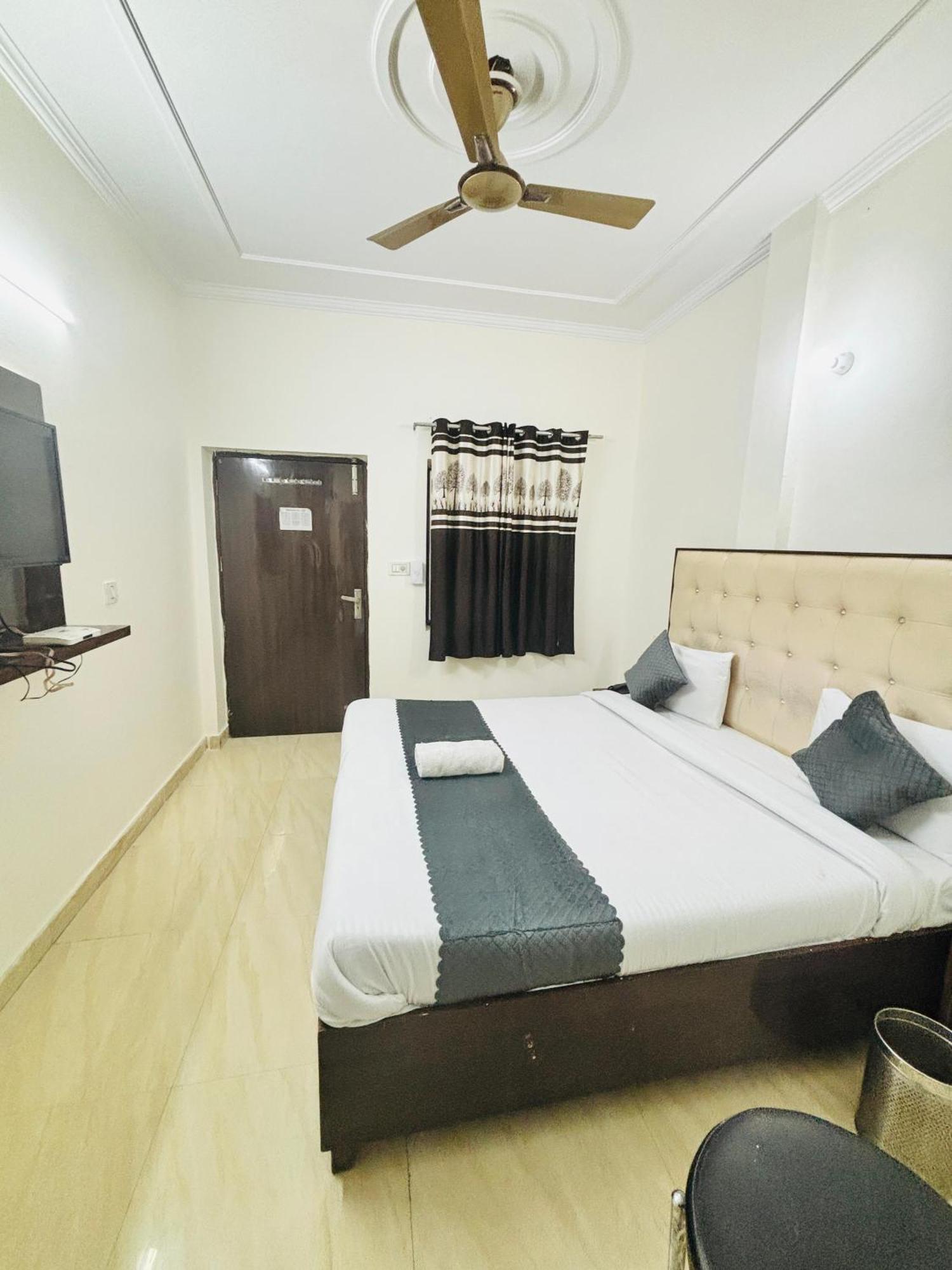 Hotel Kb Square Near Chandigarh Railway Station الغرفة الصورة