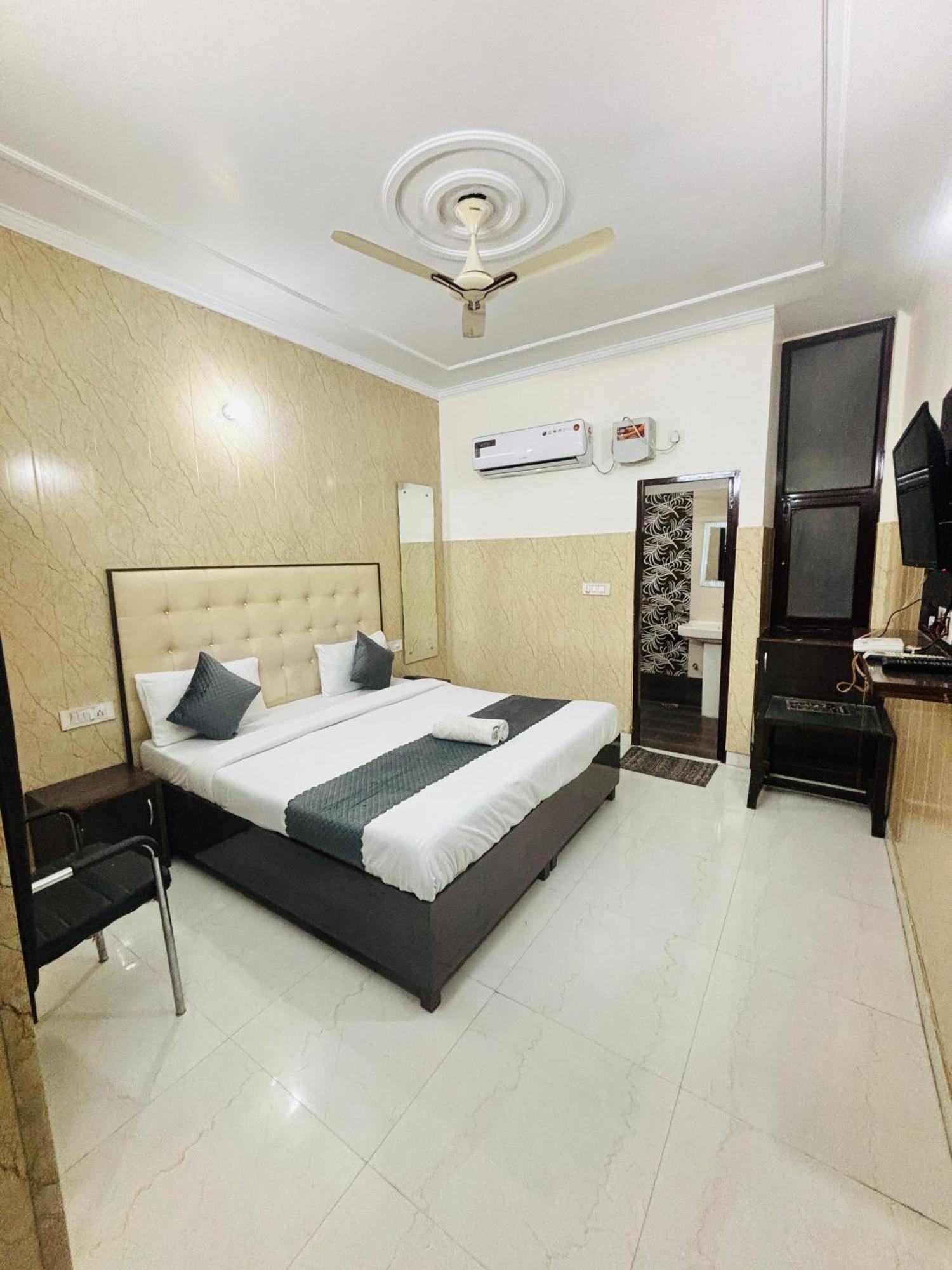 Hotel Kb Square Near Chandigarh Railway Station الغرفة الصورة