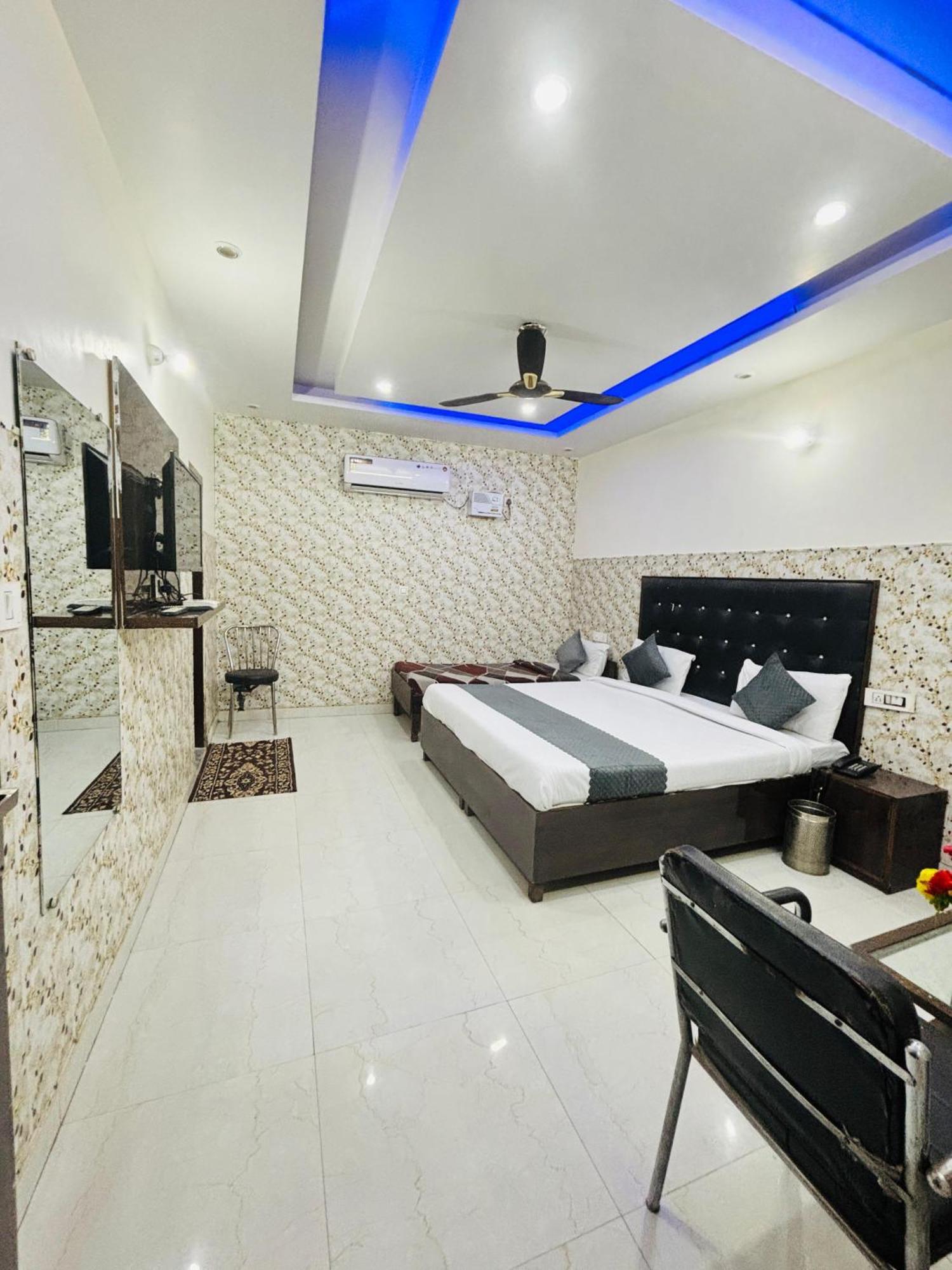 Hotel Kb Square Near Chandigarh Railway Station الغرفة الصورة