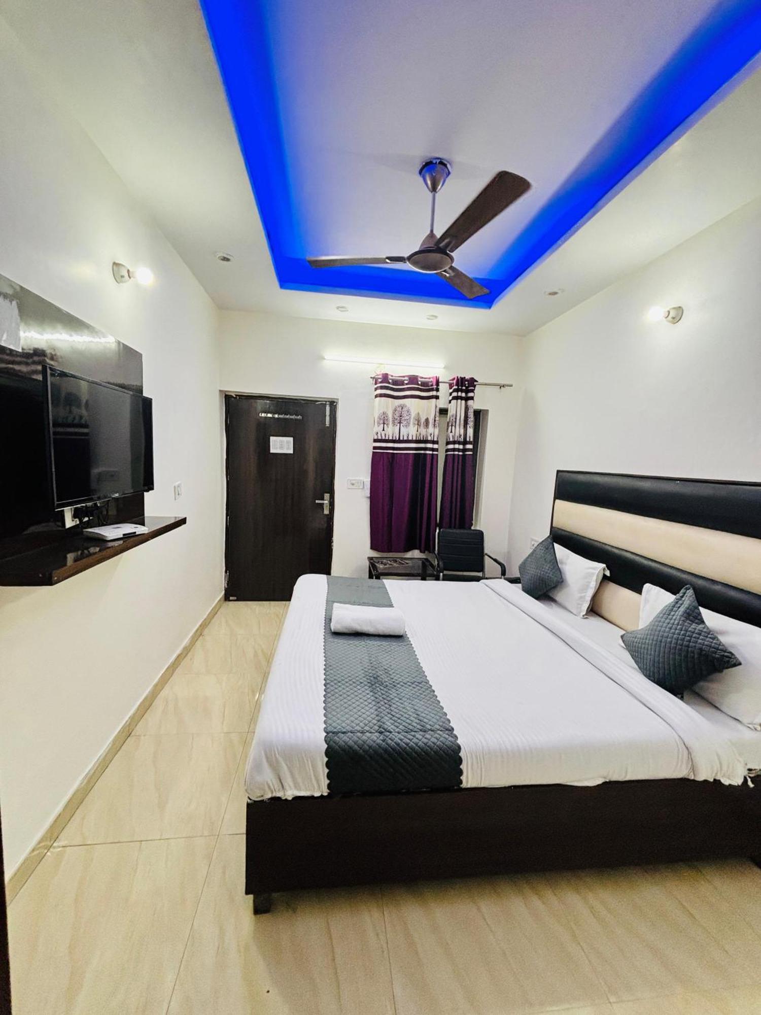 Hotel Kb Square Near Chandigarh Railway Station المظهر الخارجي الصورة