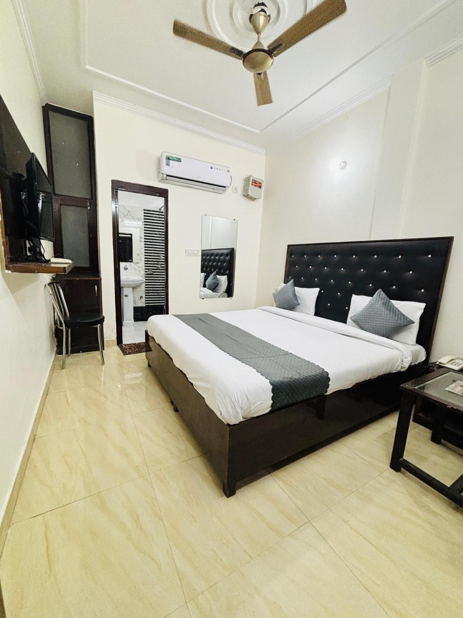 Hotel Kb Square Near Chandigarh Railway Station الغرفة الصورة