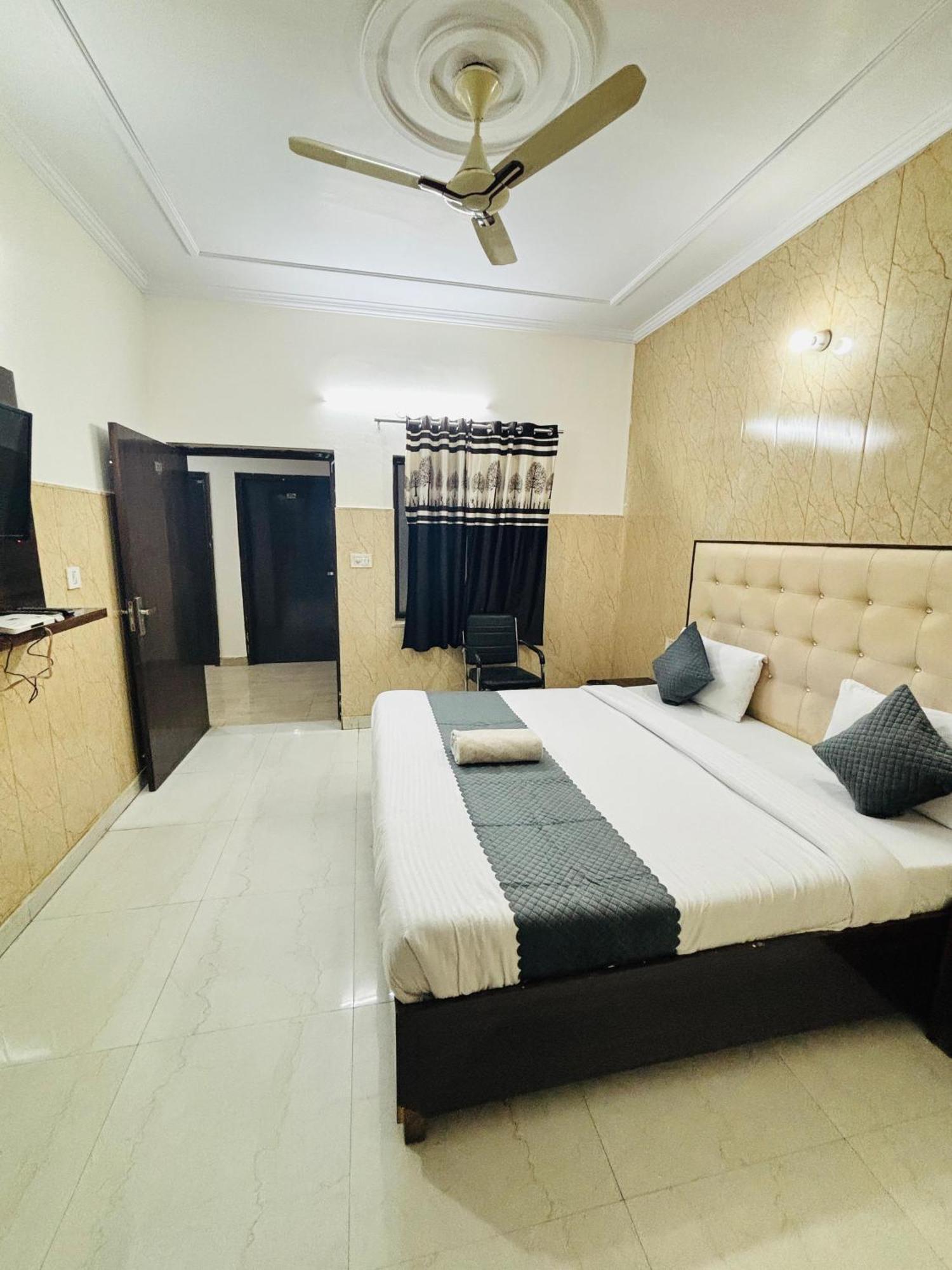 Hotel Kb Square Near Chandigarh Railway Station الغرفة الصورة